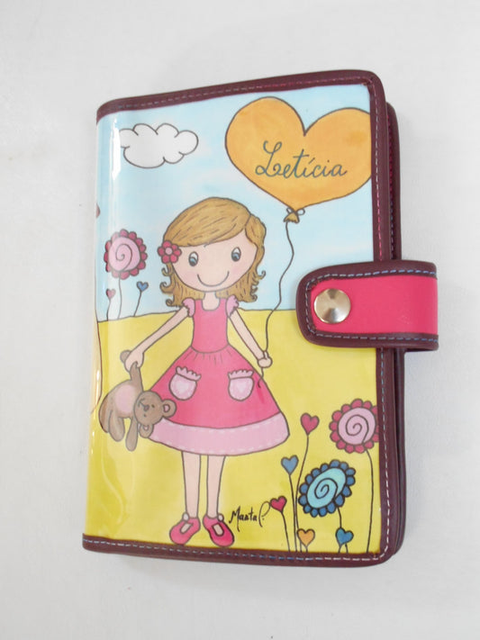 Porta boletim infantil ilustrado para menina. O cliente pode escolher o nome. Estes porta boletins não estão disponíveis para entrega imediata só se fazem por encomenda. Quando o cliente compra terá de colocar nos comentários todas as informações para que possamos fazer a sua encomenda personalizada. 